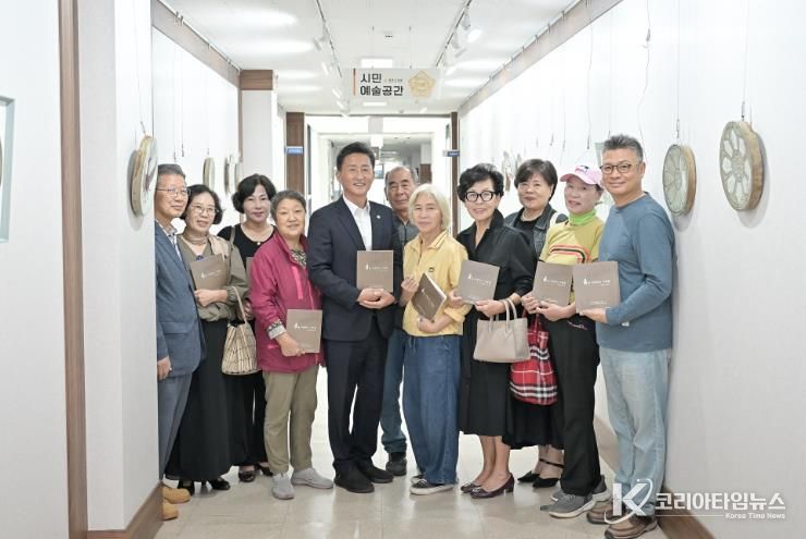 공주시의회 시민예술공간, ‘흙사랑 도예가회’ 철화분청 도자기 전시