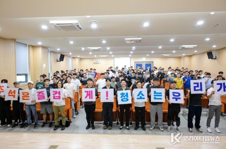 지난 1일 노관규 순천시장과 환경미화원들이 ‘추석은 즐겁게! 청소는 우리가!’라는 구호와 함께 청결한 도시환경 조성을 위한 다짐