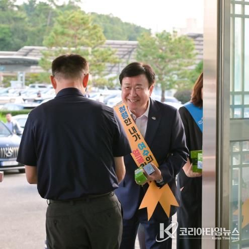 지난 1일 퇴근길 시청 본관 후문에서 추석 명절을 앞두고 ‘청렴한 데이’ 청렴 실천 캠페인을 진행했다.