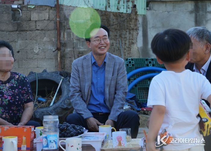 나주시가 추석 명절을 앞두고 저소득 취약계층과 보훈대상자에게 위문금과 위문품을 지원했다. 사진은 윤병태 시장이 다자녀가구 위문 방문 모습. (사진 제공-나주시)