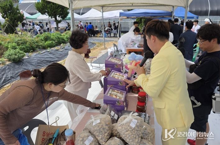 나주시 남평읍 ‘이야기가 있는 마을 샘터’는 지난달 26일 지역 주민과 함께하는 ‘제2회 이야기가 있는 마을학교 축제’를 개최해 농촌 어르신 복지 실천 시범사업의 성과를 주민들과 공유하는 자리를 가졌다. (사진 제공-나주시)