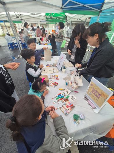 대전 대덕구 오정동 ‘오정마을로 찾아가는 탄소중립 아나바다 축제’에 참여한 어린이들이 친환경 수세미 만들기 프로그램을 체험하고 있다.
