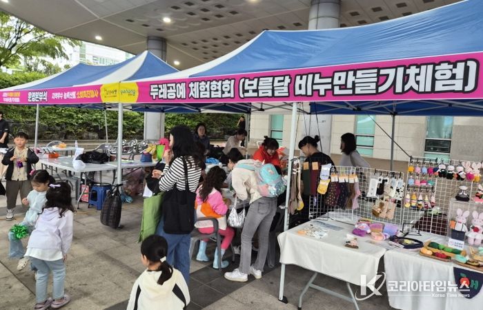 포항시는 지난 2일과 3일, 시청 앞 광장에서 ‘2025 추석맞이 직거래장터’를 개최했다.