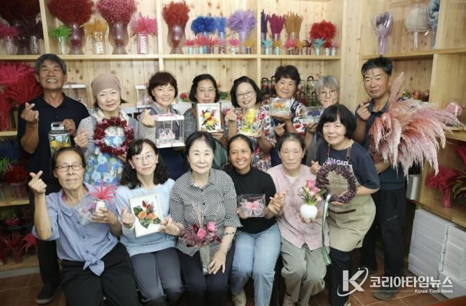 신두1리 주민들의 ‘보존화 작품’ 제작 모습