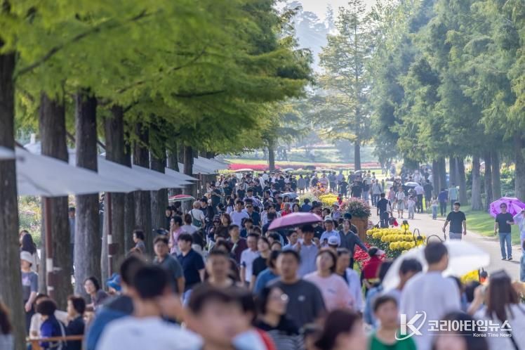 순천만국가정원에 관광객들이 인산인해를 이루고 있다.