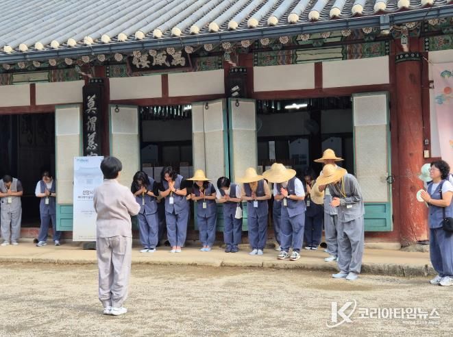 지난 9월 27일 '2025 세계유산축전 선암사, 순천갯벌' 의 산사에서의 하룻밤 프로그램 참가자들이 선암사에서 템플스테이를 체험중이다