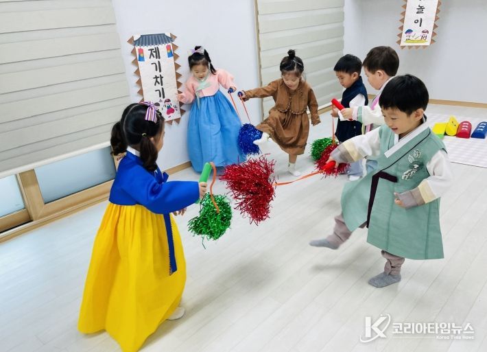 김천시, 365일 계속되는 주말‧휴일 보육 서비스-가족행복과(센트럴_제기차기)추석 연휴에도 휴일 보육 사전 예약으로 아이들로 북적