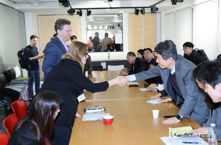 포항시와 포항시의회가 13일(현지시간) 영국 런던의 UCL을 방문해 재키 글라스 더 바틀렛 단과대학장, 마크 매슬린 교수, 프리티 퍼리크 교수, 케이코 츠네기와 교수 등과 면담을 진행하고 있다.