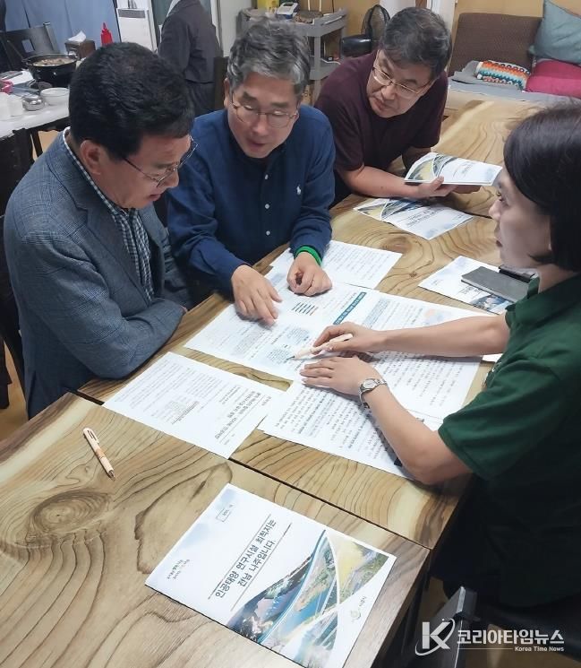 강상구 나주시 부시장(왼쪽 두 번째)과 신정훈 행정안전위원장(왼쪽)이 지난 11일 인공태양 연구시설 유치 전략을 논의했다.(사진 제공-나주시)