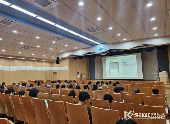 밀양시청 대강당에서 2025년 인구주택총조사 조사원 교육을 진행하고 있다.