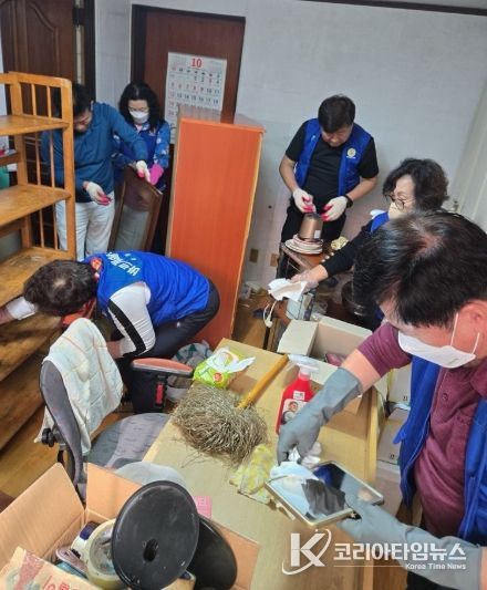 광명시 하안1동 바르게살기위원회는 지난 12일 관내 주거취약가정을 방문해 도배, 주거환경 정비 봉사활동을 펼쳤다.