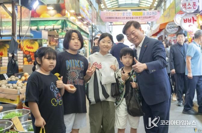박승원 광명시장이 지난 9월 30일 광명새마을시장을 찾은 아이들과 기념사진을 촬영하고 있다.
