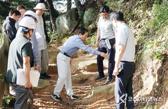 성낙인 창녕군수가 관룡사 용선대 탐방로 정비현장을 점검하고 있다.