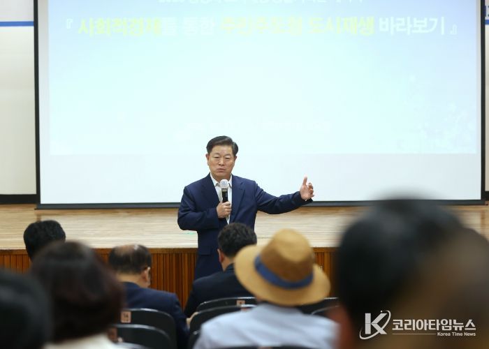 박승원 광명시장이 15일 열린시민청에서 '2025 광명시 도시재생 총괄기획단 세미나'에 참석해 발언하고 있다.