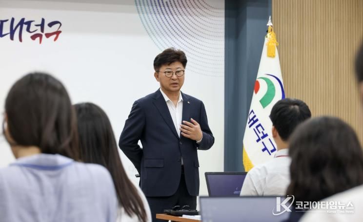 최충규 대덕구청장이 16일 구청 대회의실에서 진행된 ‘하반기 생성형 AI(인공지능)직무역량 강화교육’에서 구청 직원들에게 당부의 말을 전하고 있다.