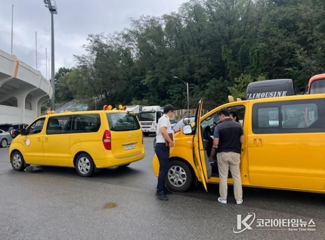 밀양시, 한국교통안전공단, 밀양경찰서 관계자들이 16일 밀양시종합운동장 주차장에서 어린이집 통학버스 합동 안전점검을 실시하고 있다.