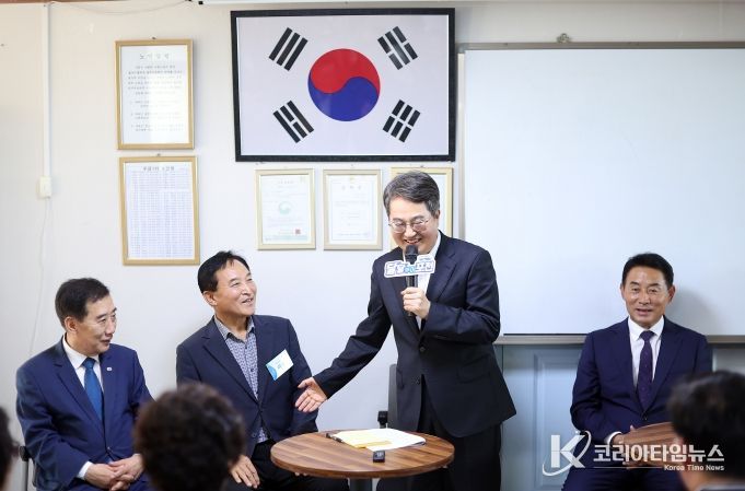 김동연 지사가 16일 포천시 마치미 마을에서 열린 ‘경기 RE100 최우수 마을 현판 제막식’에서 발언하고 있다.