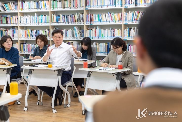 박승원 광명시장이 16일 충현중학교를 방문해 학생들과 정책 간담회를 갖고 학생들의 정책 제안에 대해 의견을 제시하고 있다.