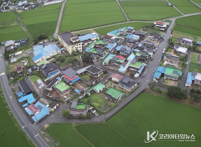 태양광 시설 설치 마을 사진