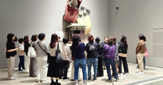 광명시인생플러스센터는 지난 16일 하반기 프로그램 'K-화가와 함께 타임슬립 미술관 여행'의 일환으로 전문전시해설사와 함께 수강생 20명을 대상으로 서울 국립현대미술관 견학을 실시하고 있다.