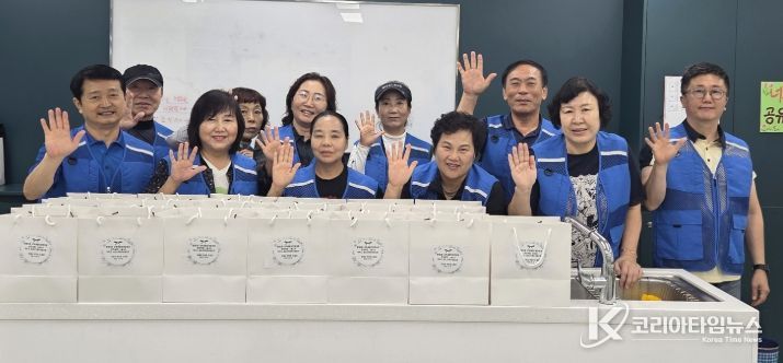 광명시 광명5동 지역사회보장협의체는 지난 16일 관내 저소득 독거노인 20가구를 대상으로 ‘3차 독거노인 반찬 지원사업’을 진행했다.