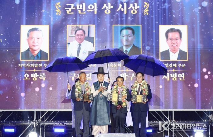 '제44회 화순군민의 날 기념식에서 군민의 상 수상자들(좌측 두 번째 구복규 군수를 중심으로 왼쪽 오방록 전 군의원, 오른쪽으로 도곡면 주민자치위원회 위원장, 구제길 세종요양병원 이사장)