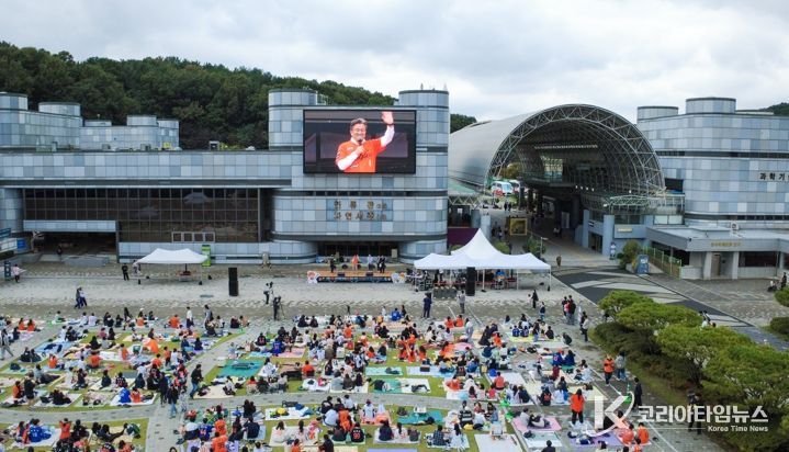 지난 18월 국립중앙과학관에서 열린 ‘가을, 야구&사이언스’ 행사에서 정용래 유성구청장이 인사말을 하고 있다.