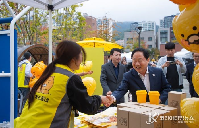 행사 부스를 둘러보며 격려하는 주광덕 시장