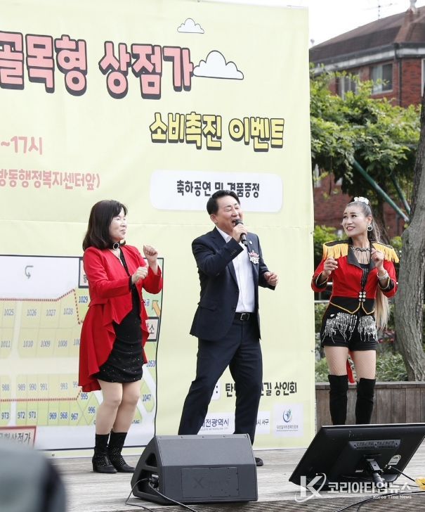 서철모 서구청장이 소비 촉진 행사장을 방문해 인사를 전하고 있다.