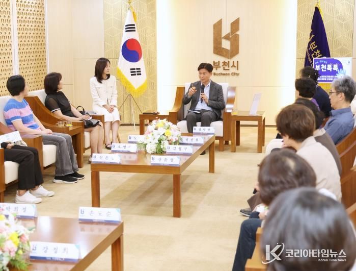 조용익 부천시장이 한 참여자의 질문에 답변하고 있다.