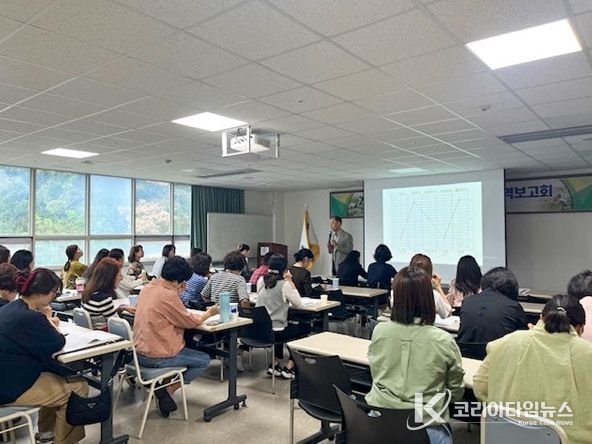 1. 청소년안전망 관계자들이 우포늪생태관에서 청소년 상담 관련 교육을 받고 있다.