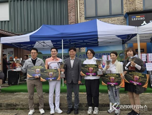 조용익 부천시장이 상위입상자들과 기념촬영을 하고 있다.