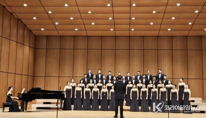 제41회 춘천전국합창경연대회에서 공연 중인 예산군립합창단