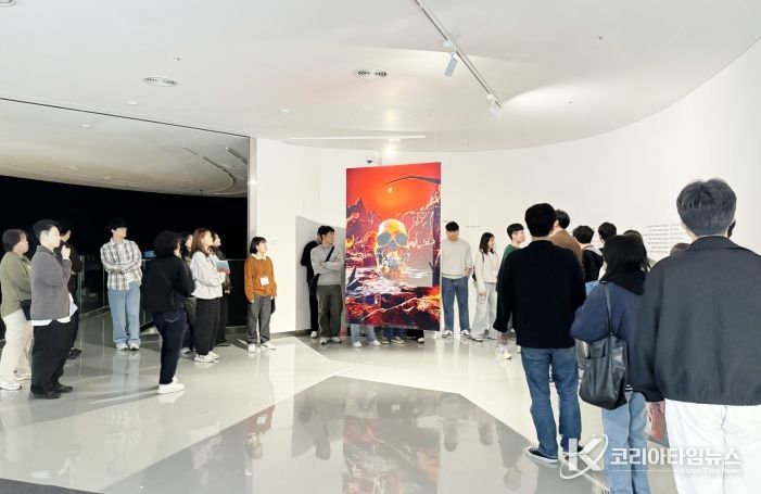 민원 담당 직원 위한 마음치유프로그램 운영(직원들의 미술작품 관람)