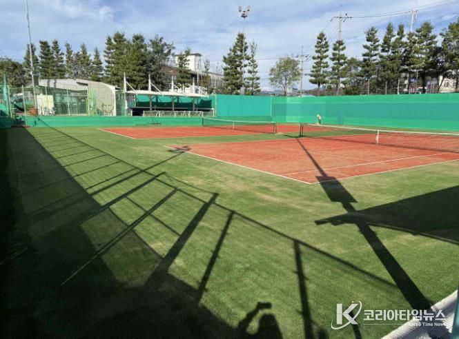 스포츠센터 부속 테니스장 인조잔디 코트(낮)