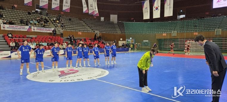 전국체전 무안고 여자핸드볼 동메달 수여식 후 단체사진