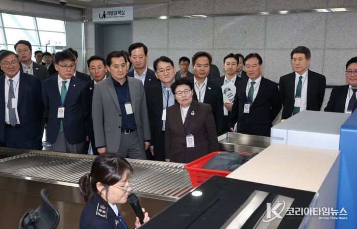 지난 24일 국회 기획재정위원회 임이자 위원장을 비롯한 위원들이 포항경주공항을 방문해 항행시설과 출입국 동선, 인프라 현황 등을 직접 점검했다.