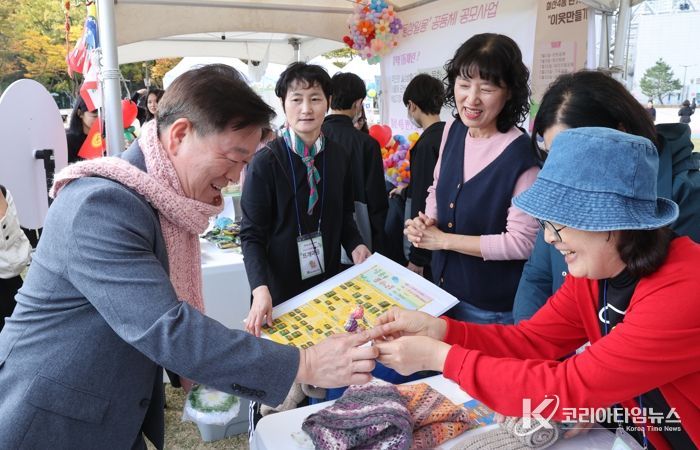 박승원 광명시장이 지난 25일 광명시민체육관에서 '소통과 화합, 함께 여는 마을공동체'를 주제로 열린 '동상일몽 통(通)하는 날' 행사 부스에 방문해 마을공동체 위원들과 소통하고 있다.