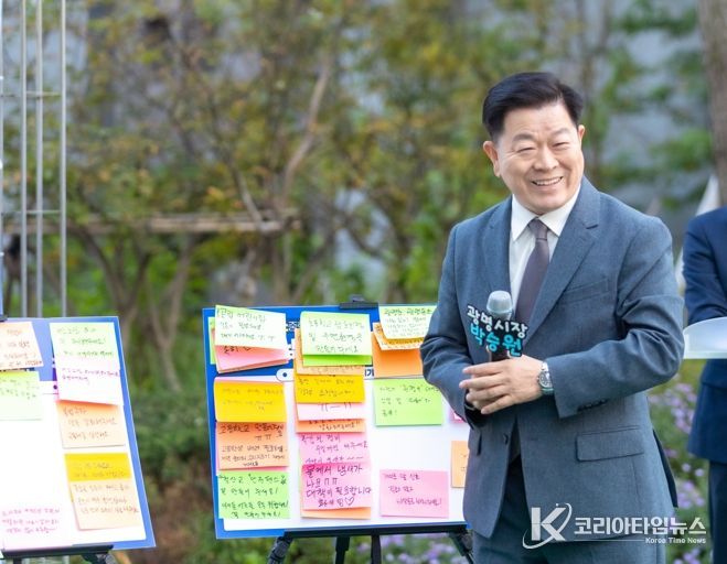 박승원 광명시장이 지난 25일 오후 트리우스광명 아파트에서 열린 시민 소통 프로그램 '아주 소중한 하루의 만남(아소하)'를 통해 시민들과 소통하고 있다.