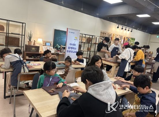 강북교육지원청은 25일 독도의 날을 맞아 화목공방에서 자녀와 학부모가 함께하는 체험교육을 열었다