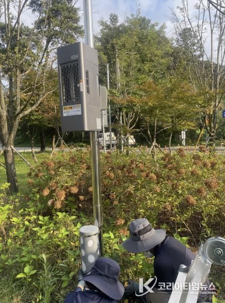 해충 퇴치를 위해 친환경 포충기를 설치하고 있다