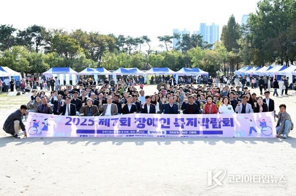 이민근 안산시장(맨 앞줄 왼쪽 여섯번째)이 지난 25일 화랑유원지 일원에서 개최된 '제7회 장애인복지박람회'에서 참석자들과 함께 기념촬영을 하고 있다.