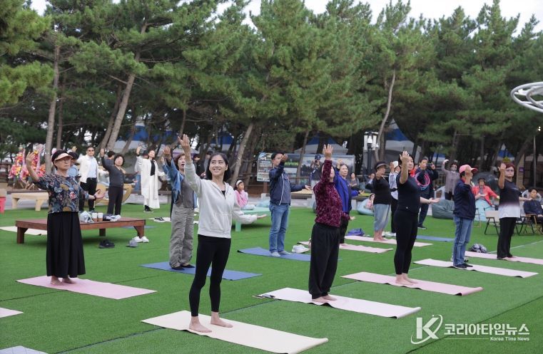 2024년도 영덕국제H웰니스페스타 현장에서 방문객들이 요가 체험을 하고 있다.