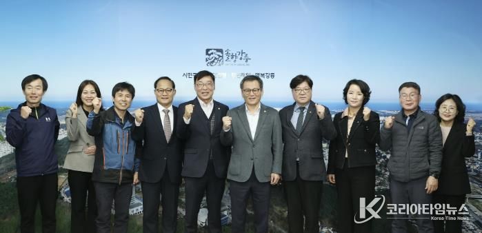 김병전 부천시의회 의장(왼쪽 다섯 번째), 오동택 부천시 행정안전국장(왼쪽 네 번째), 김홍규 강릉시장(오른쪽 다섯 번째)이 강릉시장 접견 기념 단체 사진을 촬영하고 있다.