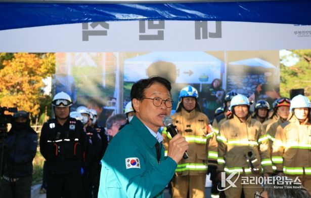 김대권 수성구청장이 ‘2025년 재난대응 안전한국훈련’에서 참여한 기관에 격려인사를 하고 있다.