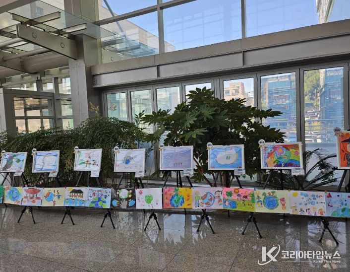 포항시는 지역 어린이집 원아들이 그린 ‘APEC-작은 손이 만드는 큰 내일’ 수상작을 이달 27일부터 11월 7일까지 포항시청 2층 로비에 전시하고 있다.