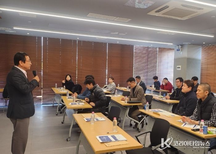 28일 하남시벤처센터 3층에서 개최된 「2025 중소기업 수출·무역 설명회」에서 이현재 하남시장이 인사말씀을 전하고 있다.