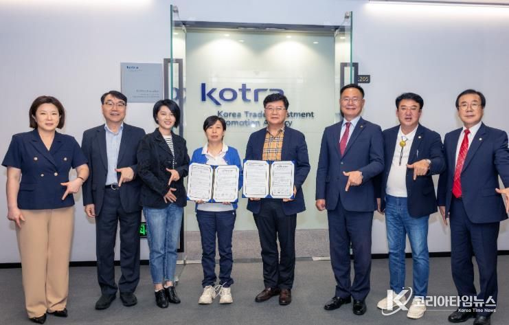 중국 선전 코트라(KOTRA) 무역관에서 열린 간담회에서 김재욱 칠곡군수, 이상승 칠곡군의회 의장, 오용만 군의원, 코트라 관계자, ㈜제이에프 이재표 대표, 현지 기업 대표가 구매의향 타진을 위한 양해각서(MOU)를 체결하고 기념촬영을 했다.