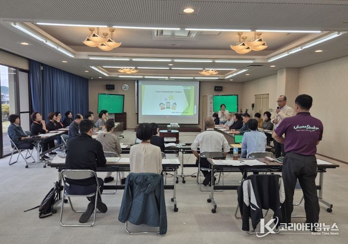 강진군 직원들이 일본 운난시 지역포괄케어센터에서 지역포괄케어 시스템에 대하여 설명을 듣고 있다.