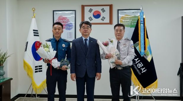 1. 신광호 천안도시공사장이 30일 김인성 성정지구대장과 이재순 서북구 자율방범대장에게 감사패를 전달하고 있다.